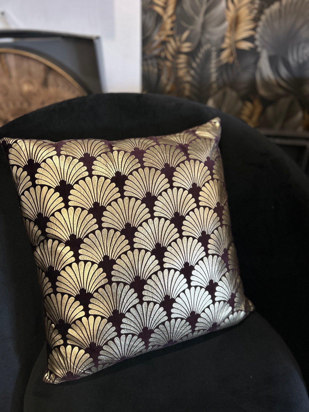 Coussin noir palmette